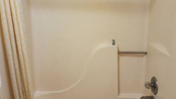 Basic Double Room | Bathroom