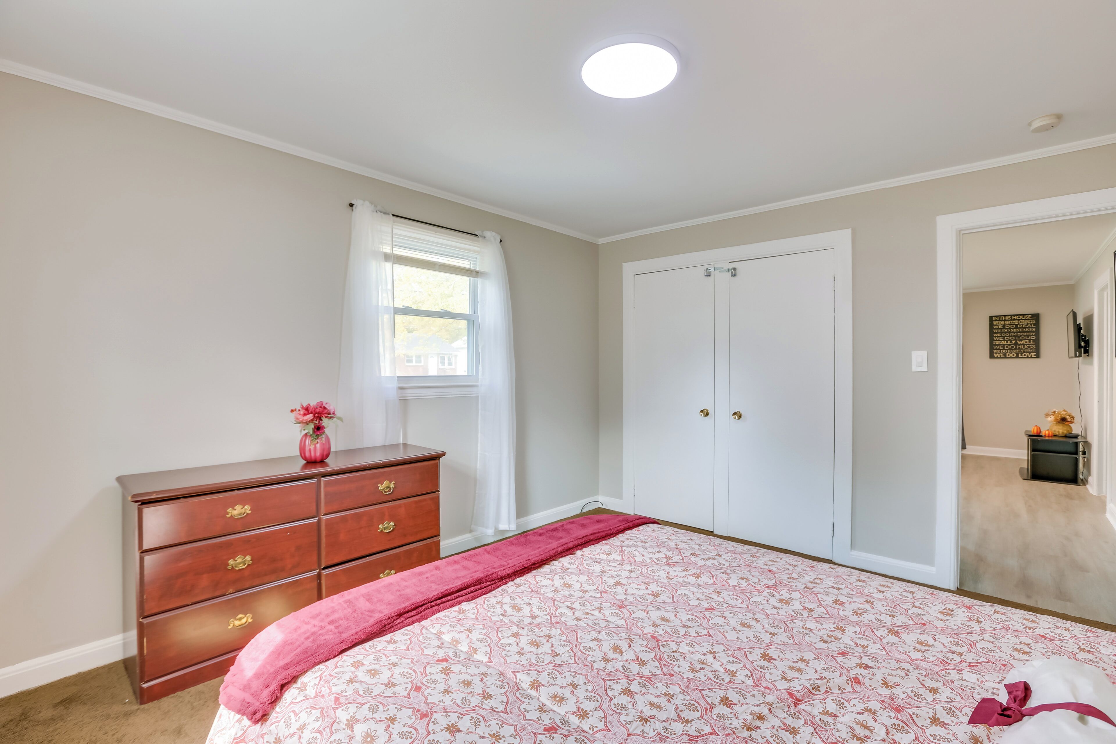2 bedrooms, iron/ironing board, internet, bed sheets