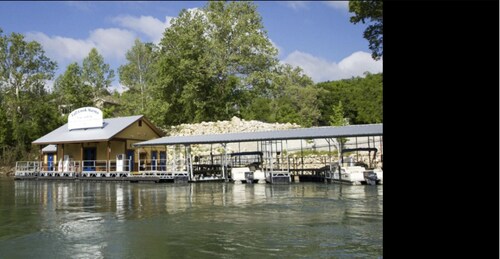 Newly Renovated Lake View Walkout Condo with Farmhouse Charm! Marina 5 Min Away!