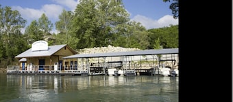 Newly Renovated Lake View Walkout Condo with Farmhouse Charm! Marina 5 Min Away!