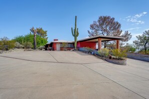 Property grounds - Close to Hiking & Biking: Mtn-View Phoenix Home (Phoenix)