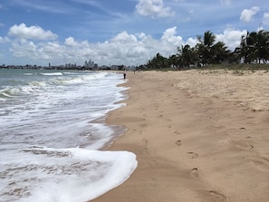 In Strandnähe, weißer Sandstrand