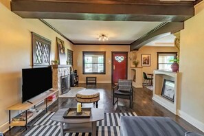 Living area - ✨Historic Downtown✨ pool/outdoor kitchen/#LOCATION. (Phoenix)