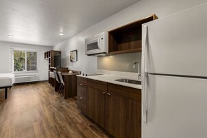 办公桌、免费 WiFi