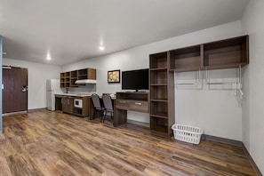 Desk, free WiFi - Woodspring Suites Yorktown Newport News (Yorktown)