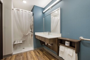 Suite, 1 cama de matrimonio, accesible para personas con discapacidad, no fumadores (Roll-In Shower) | Baño | Toallas