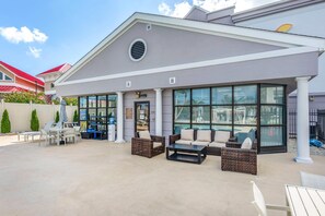 Kauden mukainen ulkouima-allas