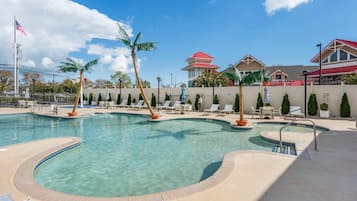 En säsongsöppen utomhuspool