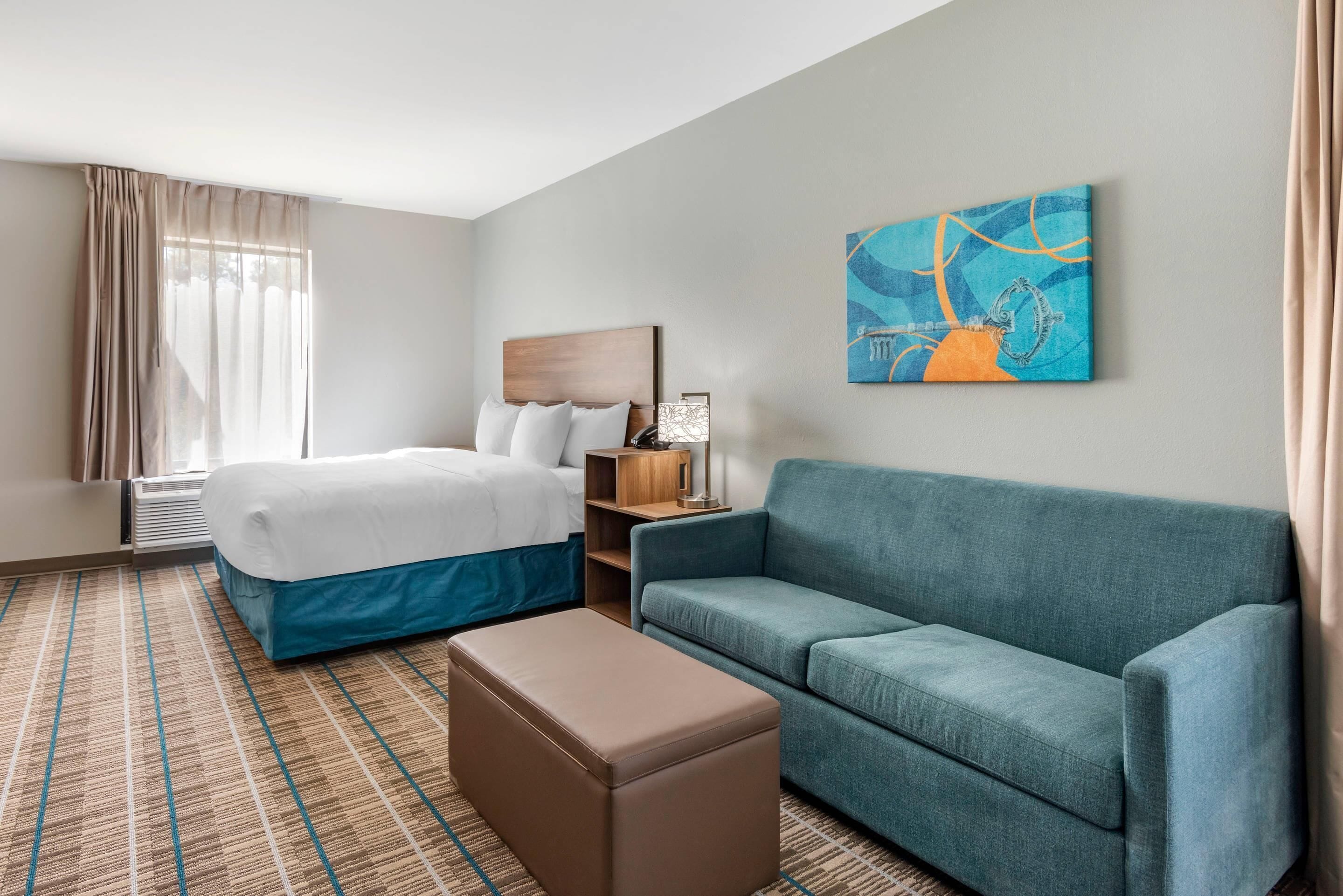 Suite, 1 kingsize bed met slaapbank, niet-roken (Efficiency) | Een kluis op de kamer, een bureau, een strijkplank/strijkijzer