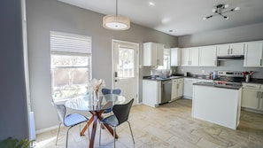 Fridge, microwave, oven, stovetop - Ideally Located, Stone Oak Extended Family Stay (San Antonio)