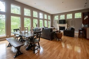 Smart TV, chimenea, monitor de computadora