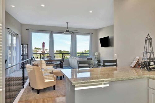 *New Listing!* Central to Everything!
