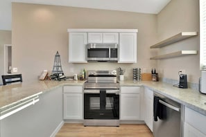 Fridge, microwave, oven, stovetop - *New Listing!* Central to Everything! (Prescott)