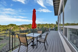 Outdoor dining - *New Listing!* Central to Everything! (Prescott)