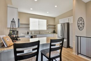 Fridge, microwave, oven, stovetop - *New Listing!* Central to Everything! (Prescott)