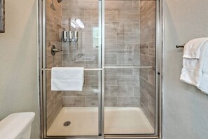 Douche, sèche-cheveux, serviettes fournies