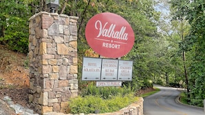 Un panneau indiquant le complexe Valhalla Resort, avec des indications pour se rendre à l’hôtel, au spa, au restaurant gastronomique et aux autres installations.
