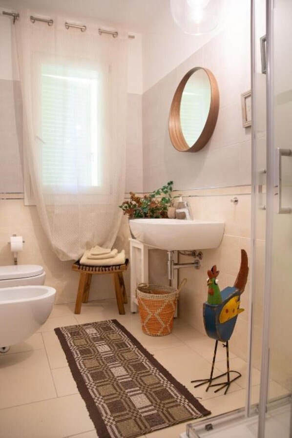 Dusche, Haartrockner, Bidet, Handtücher