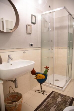 Dusche, Haartrockner, Bidet, Handtücher