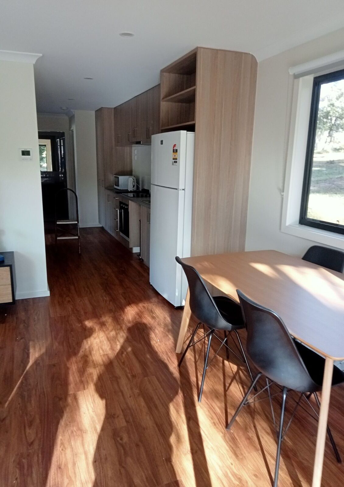 Full-sized fridge, microwave, oven, stovetop