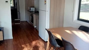 Full-sized fridge, microwave, oven, stovetop