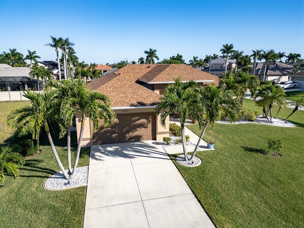 Property grounds - Secluded & peaceful yet minutes from shopping & beaches - the sun is calling (Cape Coral)