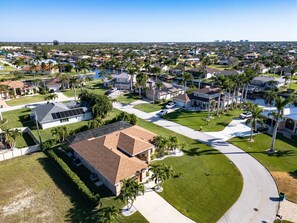 Exterior - Secluded & peaceful yet minutes from shopping & beaches - the sun is calling  (Cape Coral)