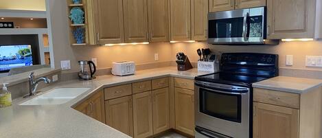 Geladeira, micro-ondas, fogão, cooktop