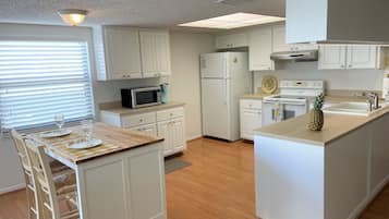 Full-size fridge, microwave, oven, stovetop