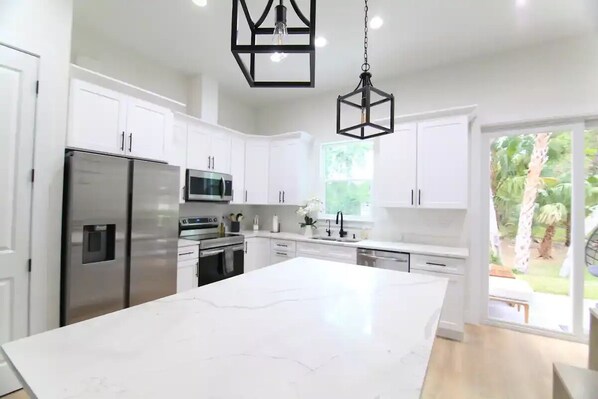 冷蔵庫、電子レンジ、オーブン、コンロ