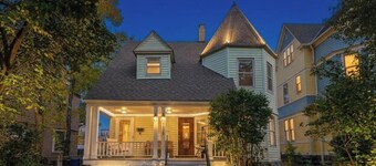 1BR Duplex w/ Projector, Full Kitchen and Comfort