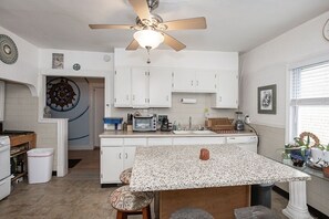 Fridge, microwave, oven, stovetop - 1BR Duplex w/ Projector, Full Kitchen and Comfort (Cleveland)