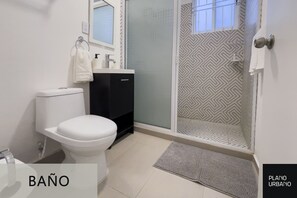 Haartrockner, Handtücher, Seife, Shampoo
