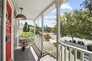 Outdoor dining - Stunning Napa Red Door home, steps away fr downtwn
 (Napa)