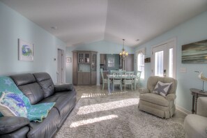 TV, fireplace - Adorable 3BR 2BA Cottage - Shore Drive Area of Myrtle Beach! (Myrtle Beach)