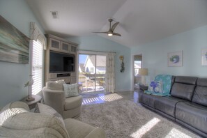 TV, fireplace - Adorable 3BR 2BA Cottage - Shore Drive Area of Myrtle Beach! (Myrtle Beach)