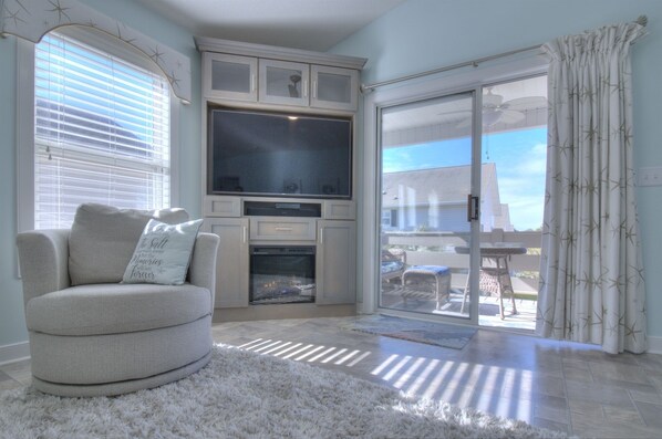 TV, fireplace