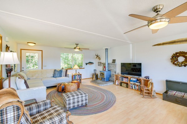 Hoodsport Vacation Rental | 2BR | 2BA | Stairs Required | 1,200 Sq Ft