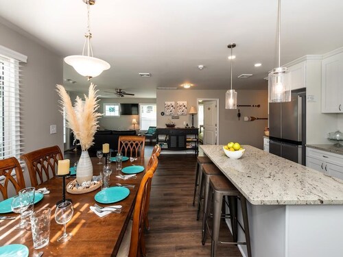 Salty Pup. New, spacious, renovated house! PET FRIENDLY large fenced yard!