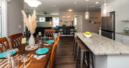 Salty Pup. New, spacious, renovated house! PET FRIENDLY large fenced yard!