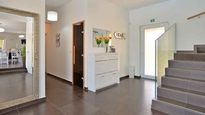 A hotel lobby with a staircase, a reception desk, and a mirror. - Villa mit Pool und Klimaanlage (Žminj)