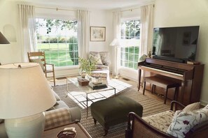 TV, fireplace, books, offices - The Miller Farmhouse (Harrisburg)