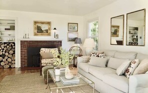 TV, fireplace, books, offices - The Miller Farmhouse (Harrisburg)