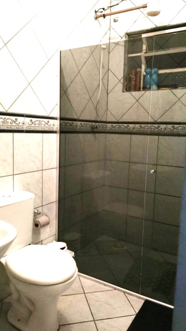 Regadera, toallas, jabón, papel de baño