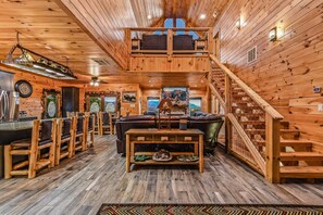 Interior - Lazy Bear Lodge: Free Attraction Tickets, Hot Tub & Theater Room (Walland)