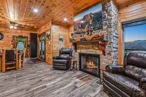 Interior - Lazy Bear Lodge: Free Attraction Tickets, Hot Tub & Theater Room (Walland)