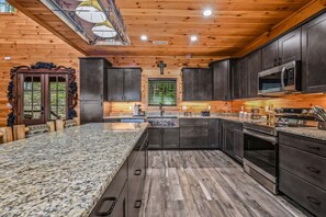 Fridge, microwave, oven, stovetop - Lazy Bear Lodge: Free Attraction Tickets, Hot Tub & Theater Room (Walland)