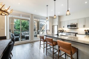 冰箱、微波炉、烤箱、炉灶