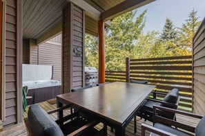 Outdoor dining - Nicklaus North Golf Course | Private hot tub | BBQ (Whistler)