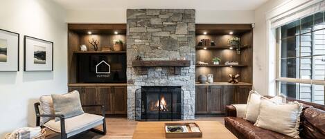 Télévision, cheminée